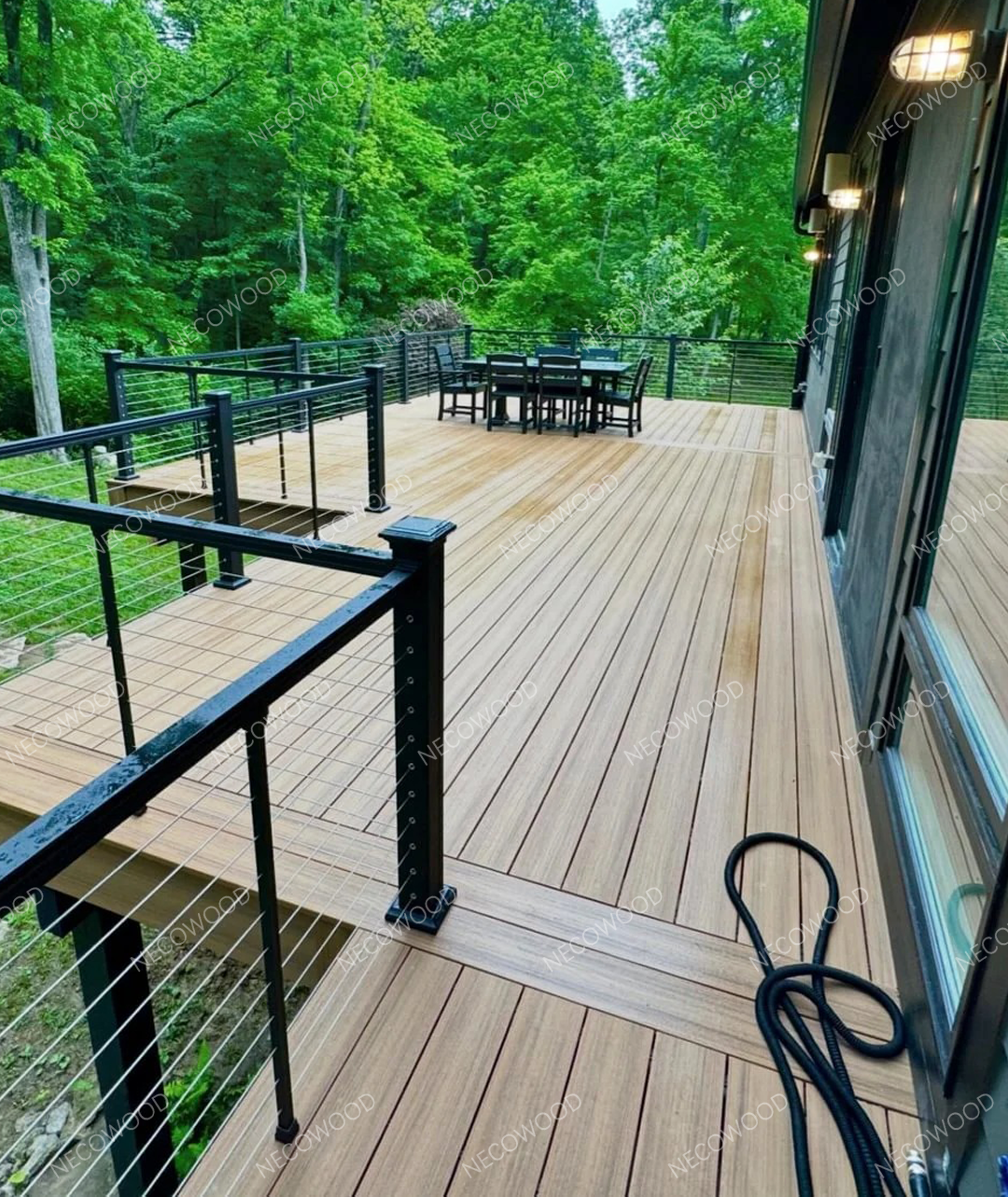 빌라 및 정원 WPC 데크 솔루션: 쿠웨이트의 럭셔리 야외 생활을 변화시키다