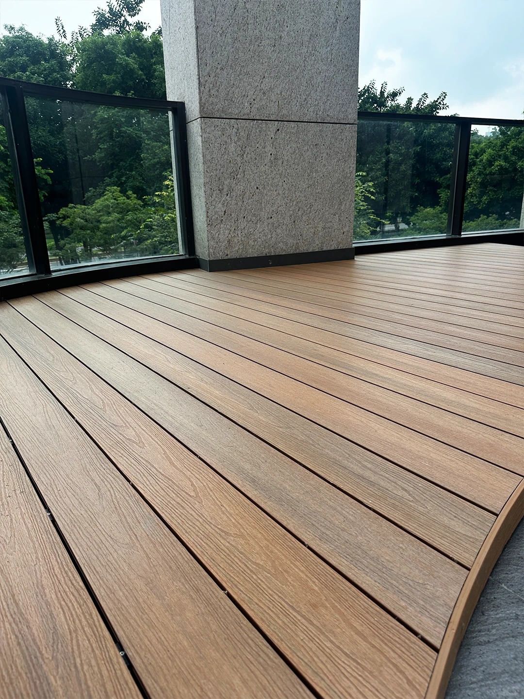 곡선형 WPC 데크 플랫폼: Necowood가 불규칙한 야외 공간을 변화시킨 방법